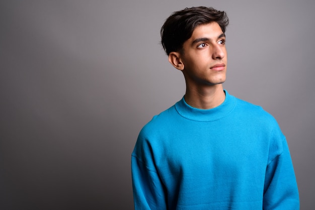 Photo de Studio de jeune adolescent persan beau sur fond gris