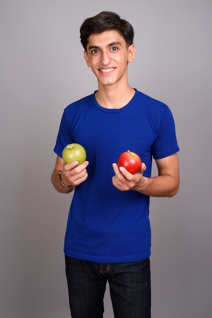 Photo de Studio de jeune adolescent persan beau sur fond gris