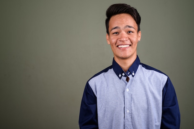 Photo de Studio de jeune adolescent à la smart contre coloré