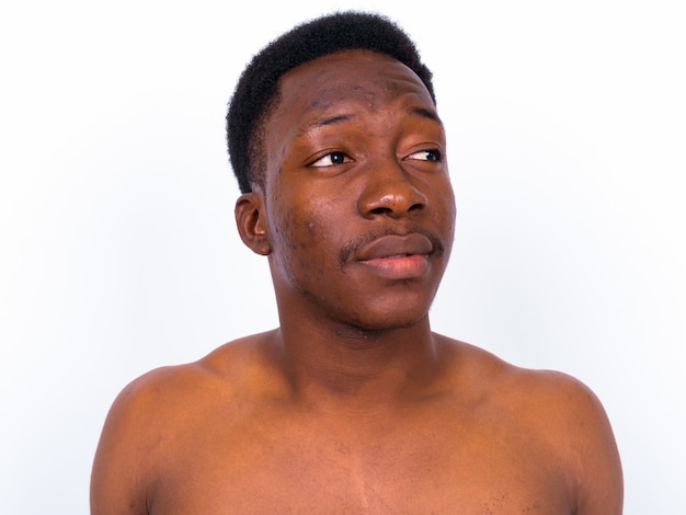 Photo de Studio de jeune bel homme africain torse nu sur fond blanc