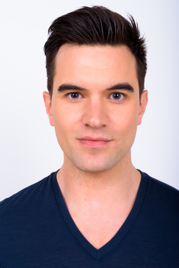 Photo photo de studio de jeune bel homme sur fond blanc