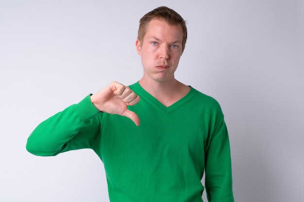 Photo de Studio de jeune bel homme sur fond blanc