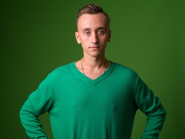 Photo de Studio de jeune bel homme sur fond vert