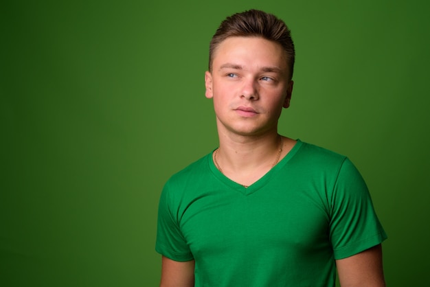 Photo de Studio de jeune bel homme sur fond vert