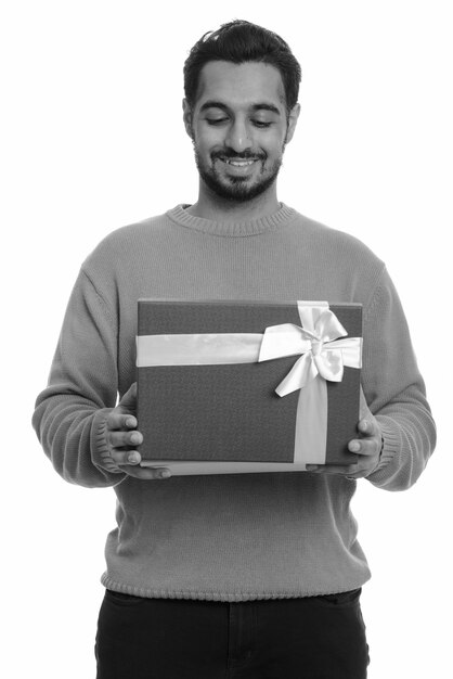 Photo photo de studio de jeune bel homme indien barbu isolé sur fond blanc en noir et blanc