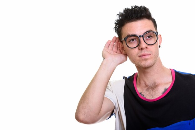 Photo de Studio de jeune bel homme isolé sur fond blanc