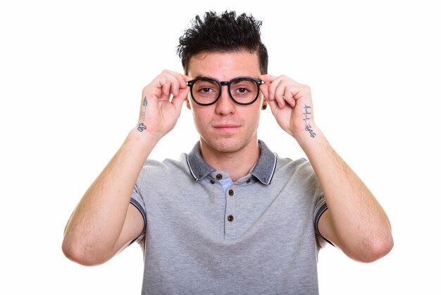 Photo de Studio de jeune bel homme isolé sur fond blanc