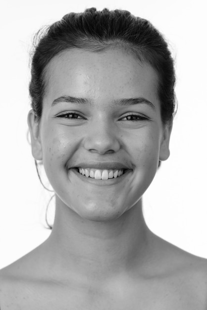 Photo de Studio de jeune belle adolescente multi-ethnique aux cheveux courts isolé sur fond blanc en noir et blanc