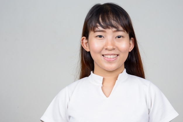 Photo de Studio de jeune femme asiatique sur fond blanc