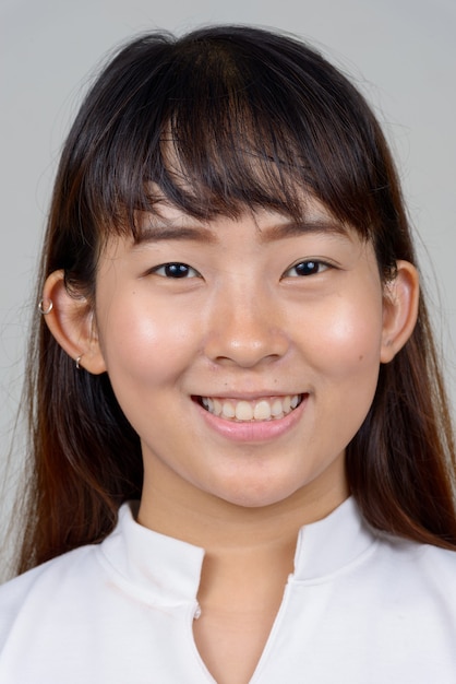 Photo de Studio de jeune femme asiatique sur fond blanc