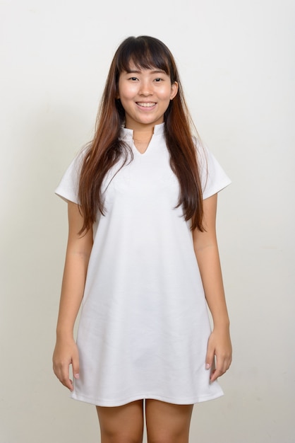 Photo de Studio de jeune femme asiatique sur fond blanc