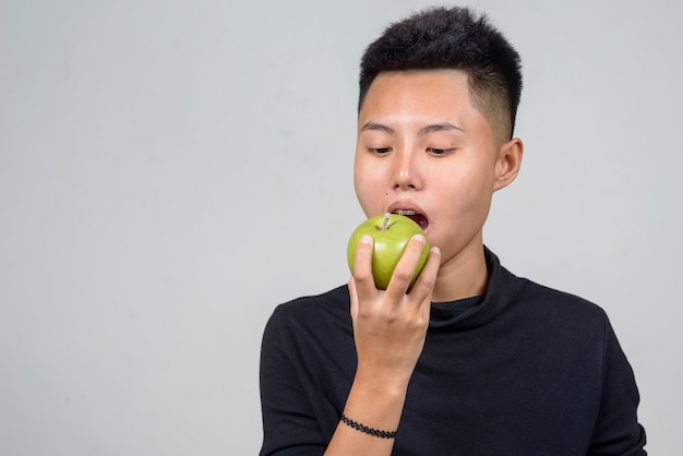 Photo de Studio de jeune femme lesbienne asiatique aux cheveux courts sur fond blanc