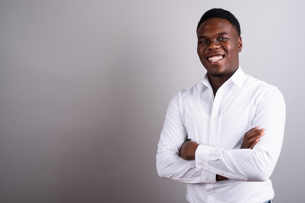 Photo de Studio de jeune homme d'affaires africain portant une chemise blanche sur fond blanc