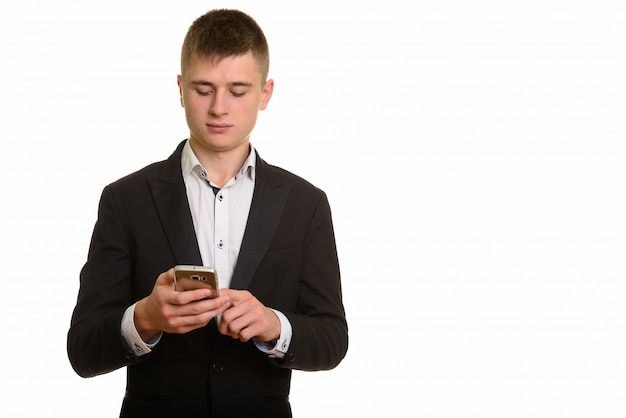 Photo de Studio de jeune homme d'affaires à l'aide de téléphone mobile