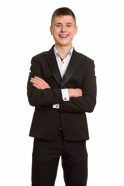 Photo de Studio de jeune homme d'affaires heureux souriant avec les bras croisés