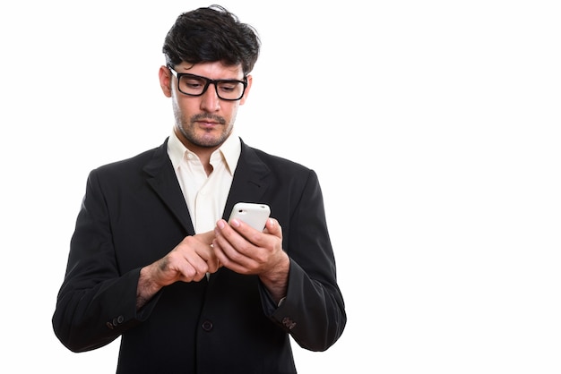 Photo de Studio de jeune homme d'affaires persan à l'aide de téléphone mobile