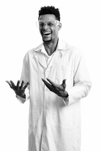 Photo De Studio De Jeune Homme Africain Barbu Médecin Avec Des Lunettes De Protection Isolé Sur Fond Blanc En Noir Et Blanc