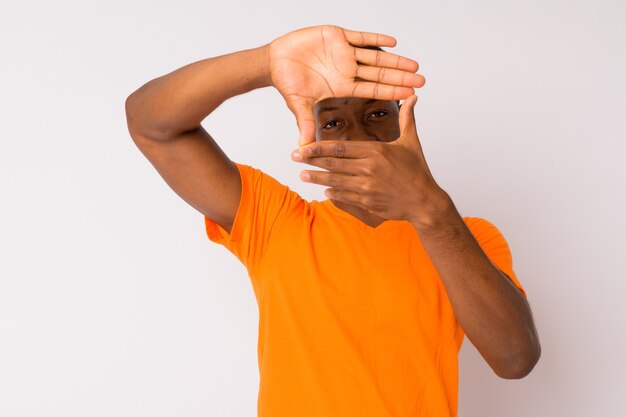 Photo de Studio de jeune homme africain beau avec des cheveux afro sur fond blanc