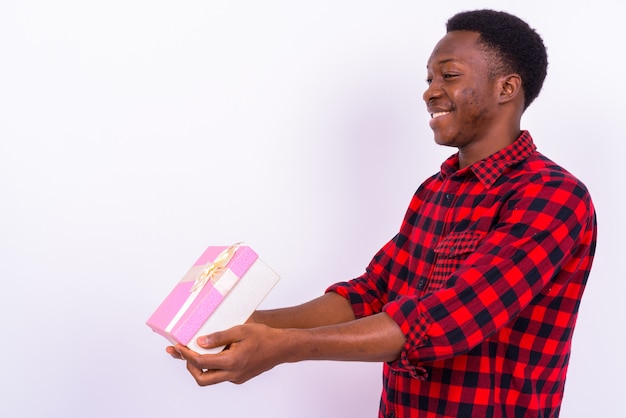 Photo de Studio de jeune homme africain beau sur fond blanc