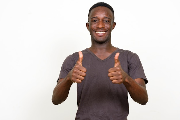 Photo de Studio de jeune homme africain isolé sur fond blanc