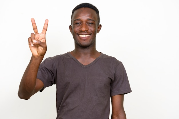 Photo de Studio de jeune homme africain isolé sur fond blanc