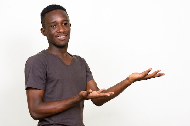 Photo de Studio de jeune homme africain isolé sur fond blanc