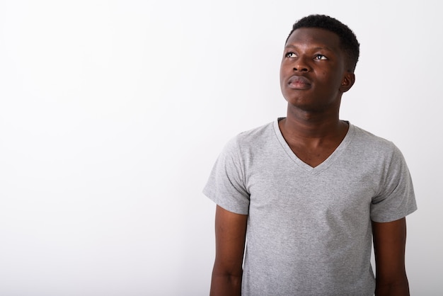 Photo de Studio de jeune homme africain noir pensant tout en levant