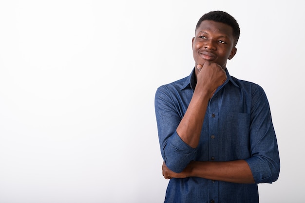 Photo de Studio de jeune homme africain noir pensant