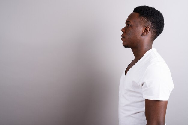 Photo de Studio de jeune homme africain portant une chemise blanche sur fond blanc