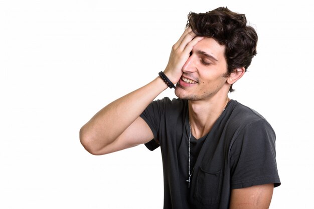 Photo de Studio de jeune homme beau heureux souriant