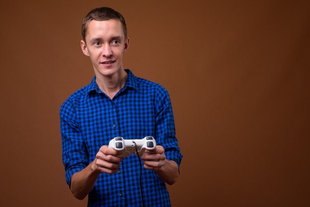 Photo de Studio de jeune homme sur brown