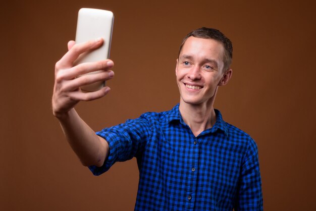 Photo de Studio de jeune homme sur brown