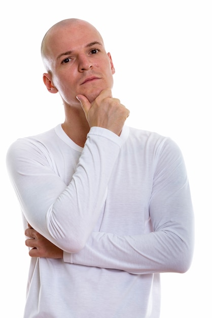 Photo de Studio de jeune homme chauve beau pensant