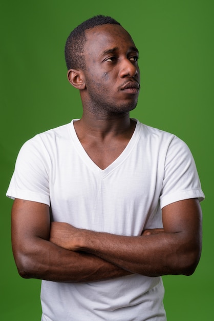 Photo de Studio de jeune homme contre green