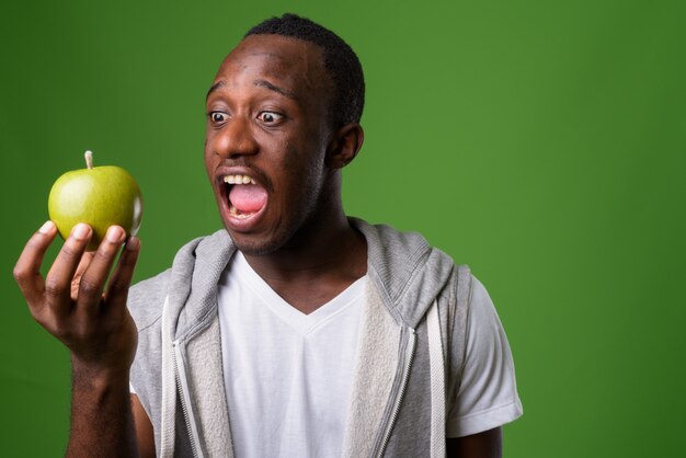 Photo de Studio de jeune homme contre green