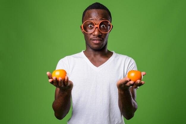 Photo de Studio de jeune homme contre green