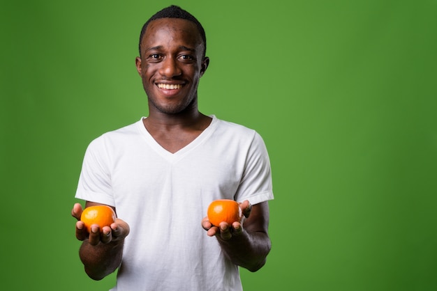 Photo de Studio de jeune homme contre green