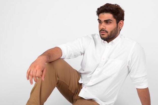 Photo de Studio de jeune homme indien barbu beau contre blanc