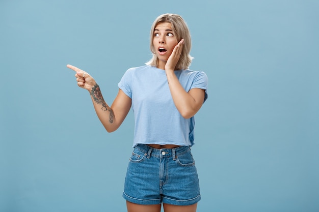 Photo de Studio de jolie jeune femme nerveuse choquée