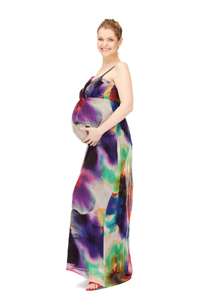 photo de studio lumineux de belle femme enceinte