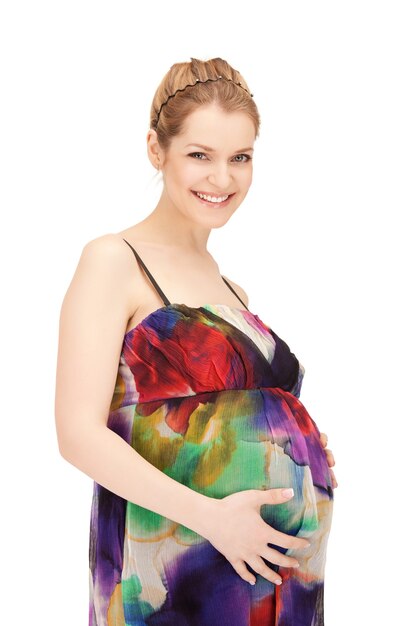 photo de studio lumineux de belle femme enceinte