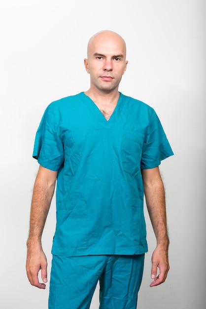 Photo de Studio de médecin homme chauve sur fond blanc