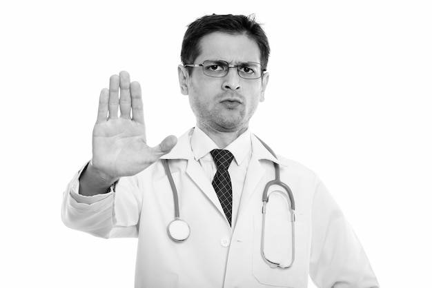 Photo de Studio de médecin jeune homme maigre avec des lunettes isolé, noir et blanc