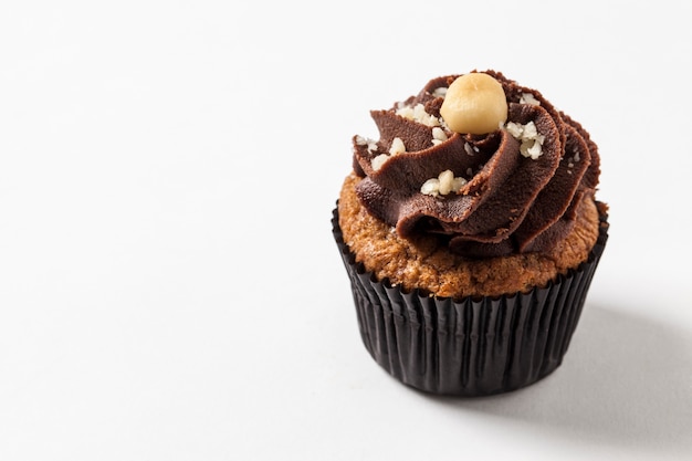 Photo de Studio d'un petit gâteau, sur fond blanc.