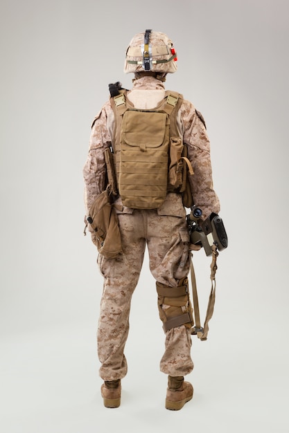 Photo de studio d'un soldat d'infanterie moderne, d'un carabinier de marine américain en uniforme de combat, d'un casque et d'une armure