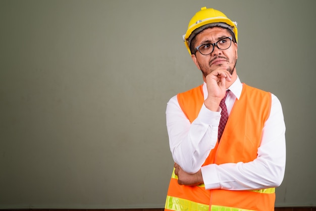 Photo de Studio de travailleur de la construction homme barbu contre coloré