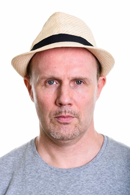 Photo de Studio de visage d'homme d'âge mûr portant un chapeau