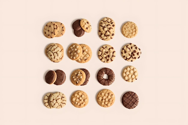 Photo de style Knolling de cookies sur fond pastel