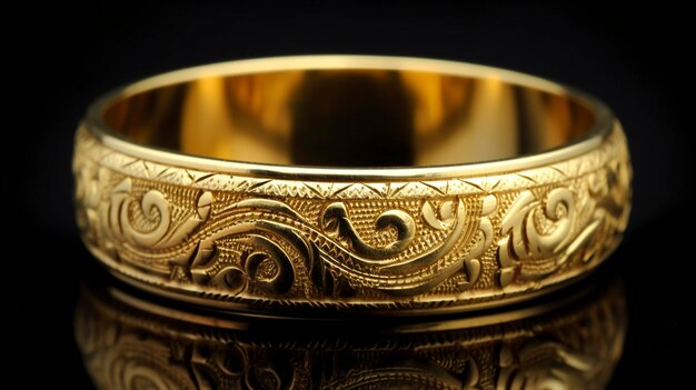 Une photo d'un superbe bracelet en or avec motif gravé