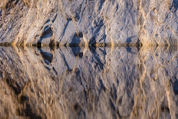 Une photo de surface d'une grotte marine